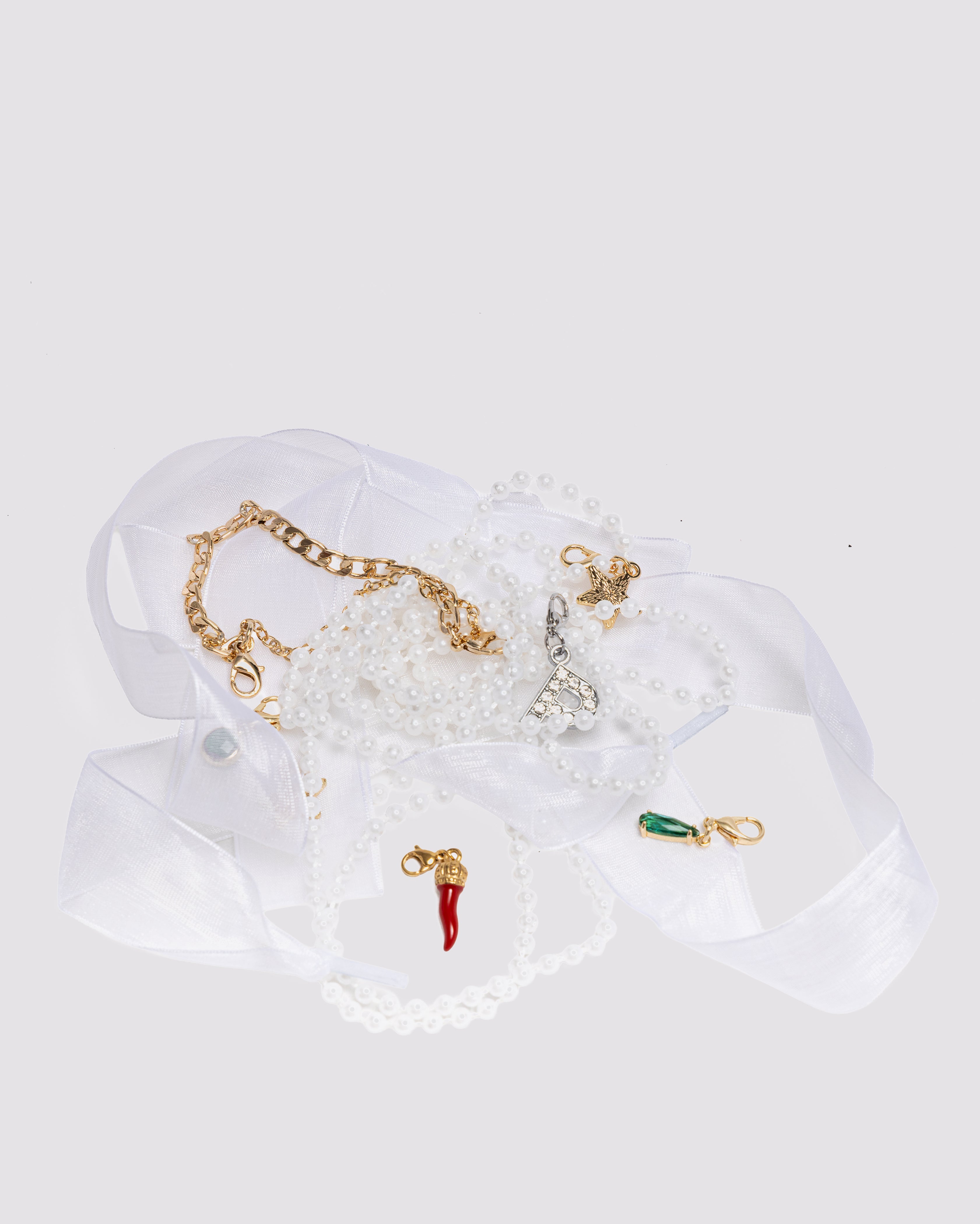 p448-charm-schn-rsenkel-wei-mit-schmuckanh-ngern image 2