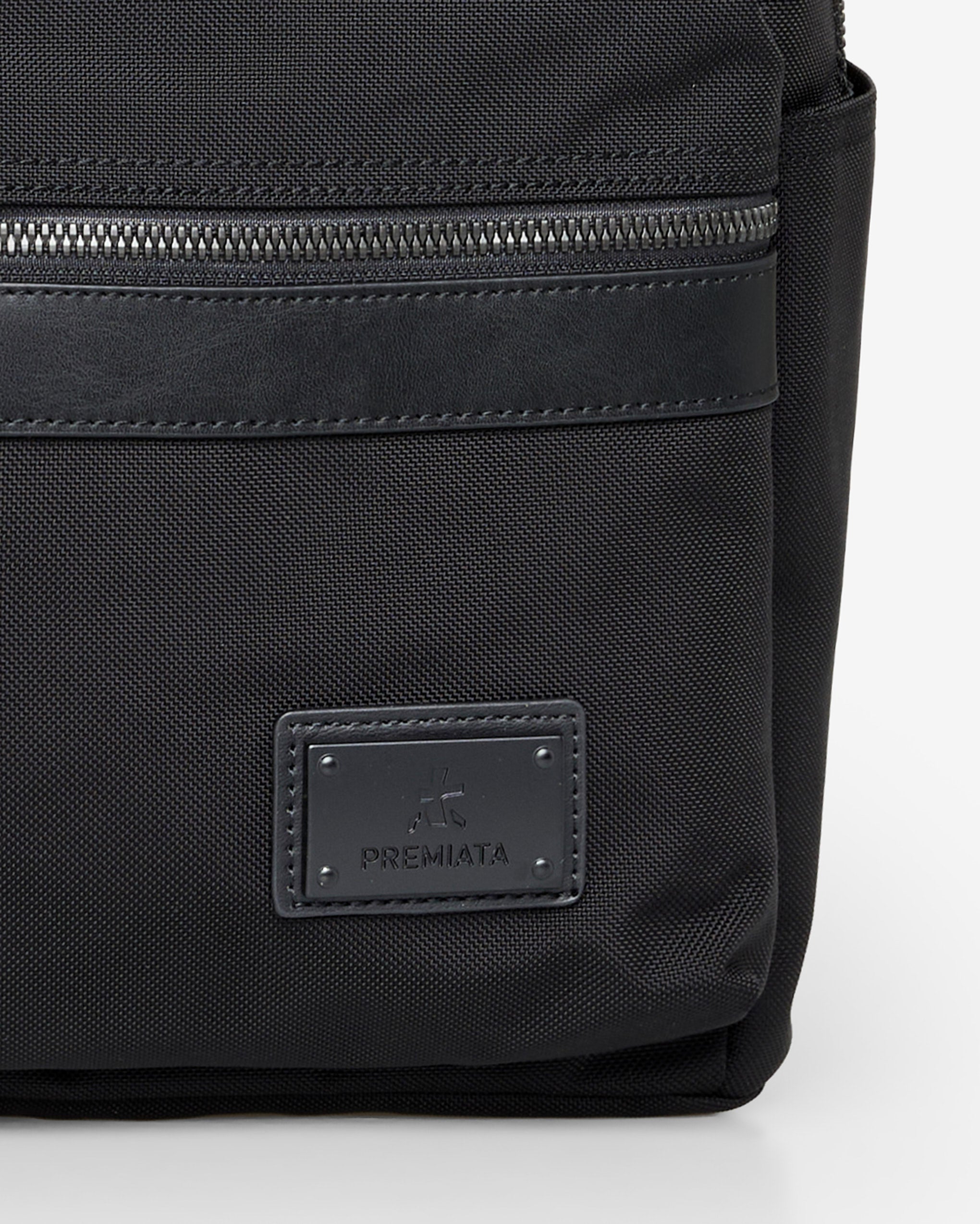 premiata-blade-2121-rucksack-schwarz-technik-gewebe-zip-frontfach image 5