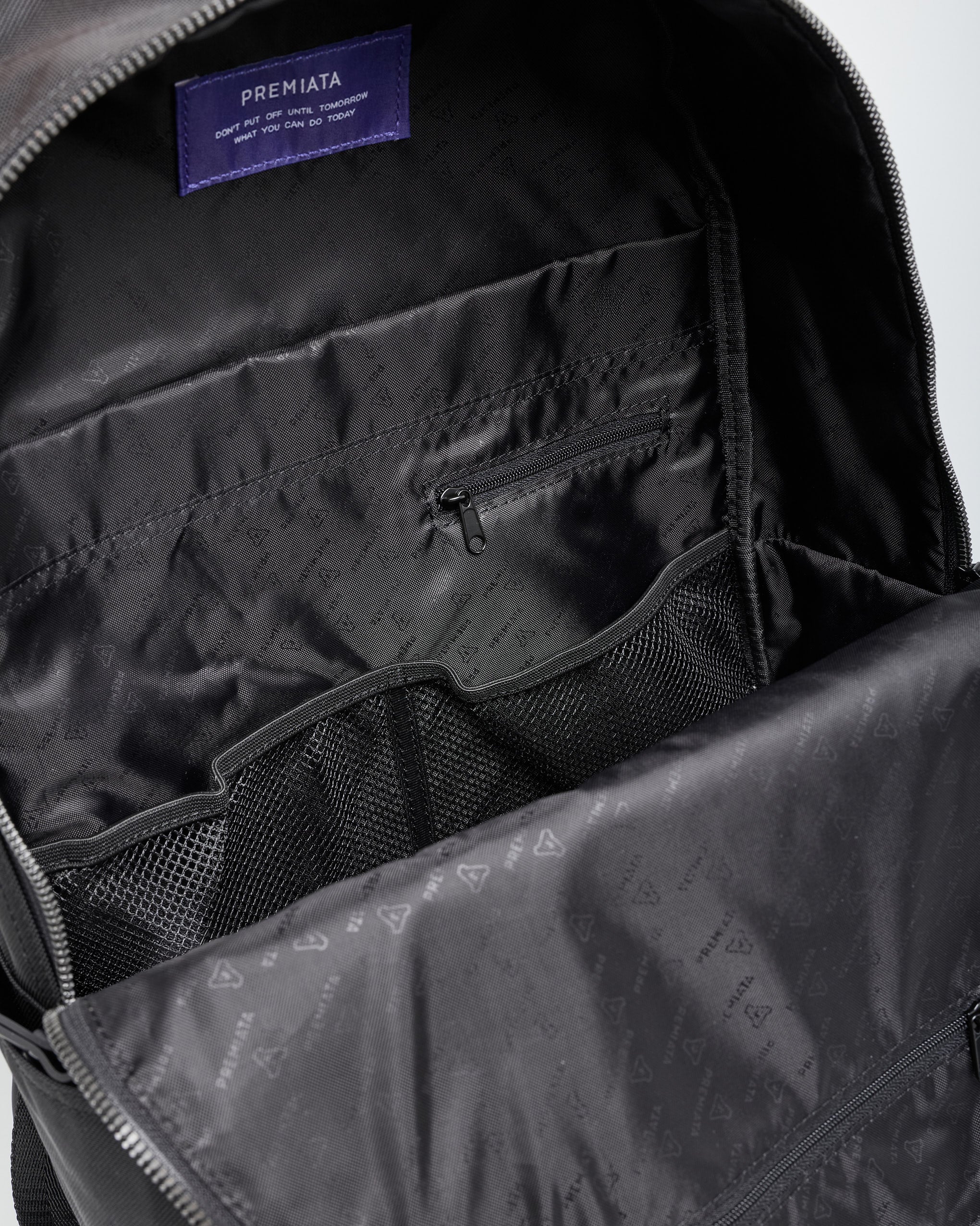 premiata-blade-2121-rucksack-schwarz-technik-gewebe-zip-frontfach image 7